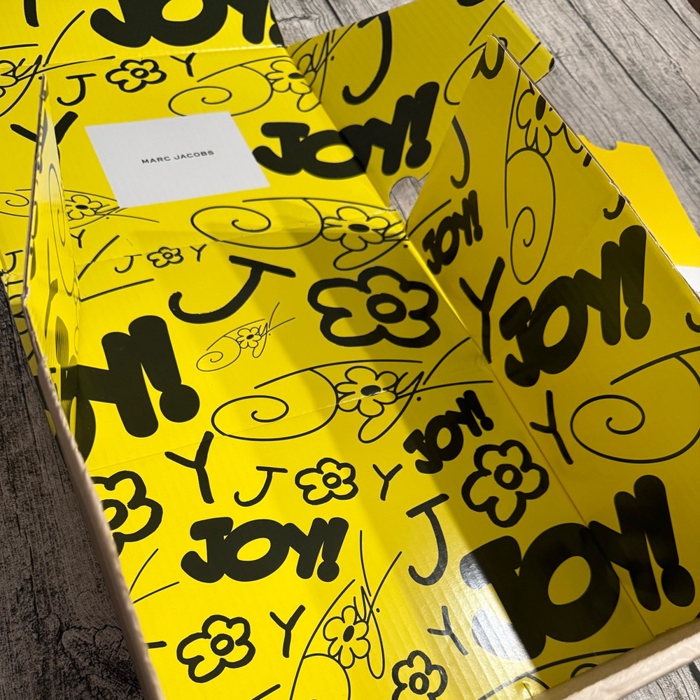 Marc Jacobs gift box/shipping box. - Picture 5 of 13